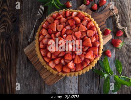 Torta di fragole su sfondo di legno Foto Stock