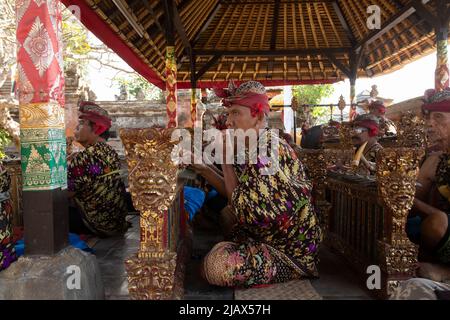 Bali, Indonesia - 28 Agosto 2019: Un musicista suona un selantano o un demong, uno strumento tradizionale balinese, come parte di un ensemble musicale o gamelan, du Foto Stock