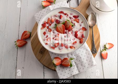 Dessert alle fragole con fragole e yogurt fresco. Servito in una ciotola isolata su sfondo bianco del tavolo con spazio copia Foto Stock