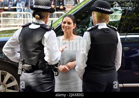 Londra, Regno Unito. 1st giugno 2022. Priti Patel visita Buckingham Palace preparazione giubilare il giorno prima della trouping dei colori. Priti Sushil Patel è un politico britannico che ha prestato servizio come Segretario di Casa dal 2019. Membro del Partito conservatore, è stata Segretario di Stato per lo sviluppo Internazionale dal 2016 al 2017. Patel è membro del Parlamento per Witham dal 2010. Assistente capo Constable Barbara Gray sulla destra. Credit: JOHNNY ARMSTEAD/Alamy Live News Foto Stock