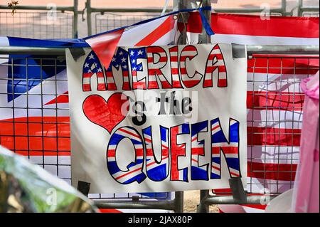 Londra, Regno Unito. 1st Giu 2022. L'America ama la Regina. I fan della Regina si sono riuniti oggi al Mall per prenotare uno spazio per le loro tende vicino a Buckingham Palace. Tutti sembravano entusiasti di celebrare il Giubileo del platino che si svolge tra il 2nd e il 5th giugno 2022. Credit: michael melia/Alamy Live News Foto Stock