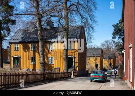 Case di legno gialle nel quartiere residenziale Puu-Käpylä di Helsinki, Finlandia Foto Stock