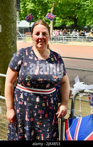 Londra, Regno Unito. 1st Giu 2022. I fan della Regina si sono riuniti oggi al Mall per prenotare uno spazio per le loro tende vicino a Buckingham Palace. Tutti sembravano entusiasti di celebrare il Giubileo del platino che si svolge tra il 2nd e il 5th giugno 2022. Credit: michael melia/Alamy Live News Foto Stock