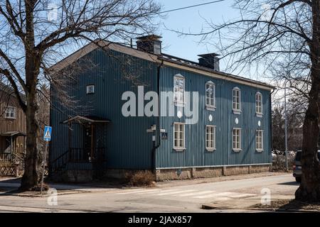 Casa di legno blu all'angolo tra Pohjolankatu e Sampsantie nel quartiere Puu-Käpylä di Helsinki, Finlandia Foto Stock