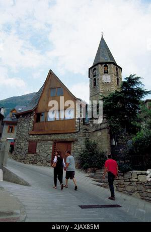 Street e la chiesa di San Andres. Salardu, provincia di Lerida, Catalogna, Spagna. Foto Stock