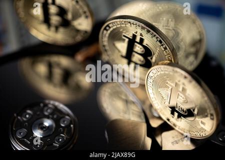 Bitcoin che si riflette sul disco rigido. Concetto di estrazione della valuta Crypto, tecnologia a catena di blocchi e concetto di archiviazione della contabilità. Foto Stock