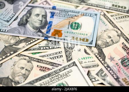 Banconote in dollari USA distribuite. Modello di dollari in contanti e fatture. Carta denaro dagli Stati Uniti. 100 un centinaio di dollari con 50, cinquanta dollari di carta Foto Stock