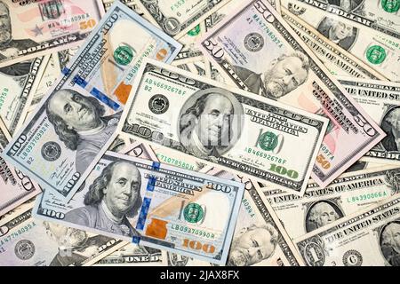 Banconote in dollari USA distribuite. Modello di dollari in contanti e fatture. Carta denaro dagli Stati Uniti. 100 un centinaio di dollari con 50, cinquanta dollari di carta Foto Stock