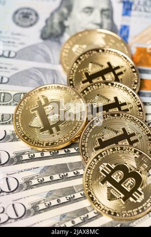 Bitcoin si è accumulata su cinquanta e cento banconote da dollari. Crypto valuta e carta cambio concetto Foto Stock
