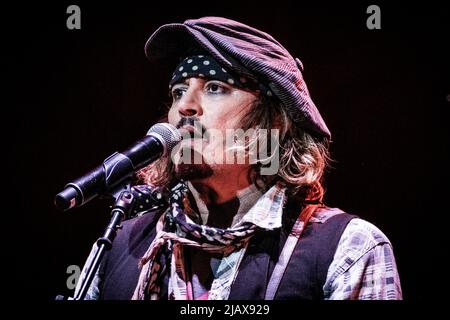Johnny Depp si esibisce dal vivo sul palco presso la Royal Albert Hall il 31 maggio 2022 Foto Stock
