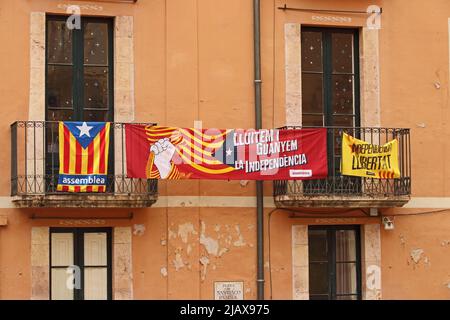 Striscioni sui balconi che promuovono l'indipendenza catalana, Tarragona Foto Stock