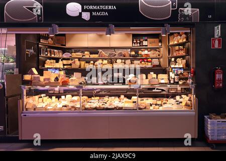 Mostra di formaggi in vendita in stalla nel salone del mercato, Tarragona Foto Stock