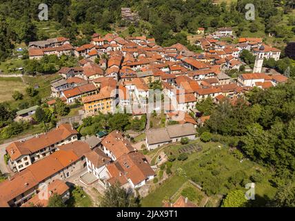 Veduta aerea del piccolo borgo italiano Cassano Valcuvia in primavera, situato in provincia di Varese, Lombardia, Italia Foto Stock