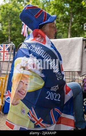 Londra, Regno Unito. 1 giugno 2022. Un fan reale nel centro commerciale davanti a Trooping the Color il giorno successivo e l'inizio di quattro giorni di celebrazione commemorativa del Giubileo del platino della Regina per riconoscere il regno dei 70 anni della Regina. Credit: Stephen Chung / Alamy Live News Foto Stock