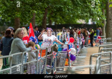 Londra, Regno Unito. 1 giugno 2022. I tifosi reali nel Mall davanti al Trooping the Color il giorno successivo e l'inizio di quattro giorni di celebrazione commemorativa del Giubileo del platino della Regina per riconoscere il regno dei 70 anni della Regina. Credit: Stephen Chung / Alamy Live News Foto Stock