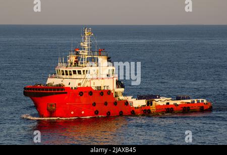 Piattaforme petrolifere con barca di rifornimento per il trasporto di persone o materiali a piattaforme vicine, South China Sea, Malesia Foto Stock