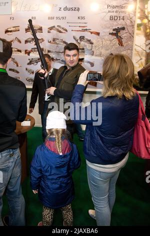 Aprile 5, 2014. EXPO Hunting è una fiera con attrezzature per cacciatori, si è svolto annualmente a Sosnowiec, Polonia. Qui: Visitatori sulle armi da caccia ex Foto Stock