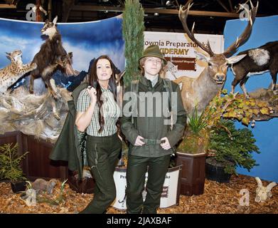 Aprile 5, 2014. EXPO Hunting è una fiera con attrezzature per cacciatori, si è svolto annualmente a Sosnowiec, Polonia. Qui: Caccia moda mostra modelli pos Foto Stock