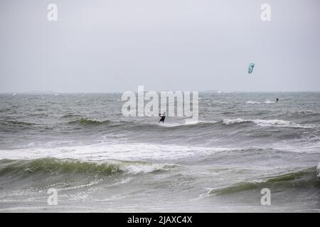 Foto di scorta della tempesta tropicale Henri nel 2021, Newport, RI. Kite surfing in condizioni climatiche estreme. Onde infrangenti, onde infrangenti. Foto Stock