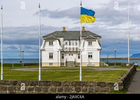 Casa Höfði a Reykjavik, Islanda. Costruita nel 1909, la casa del poeta islandese Einar Benediktsson ospitò anche l'iconico vertice politico di Ronald Reagan e Mikhail Gorbachev. Durante la guerra di aggressione russa, la bandiera Ucraina vola qui Foto Stock