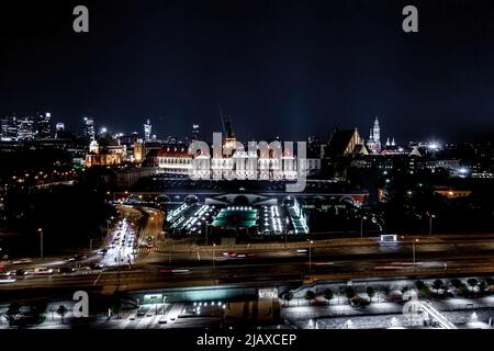Varsavia di notte in Polonia, Piazza del Castello nella Città Vecchia, urbano Foto Stock