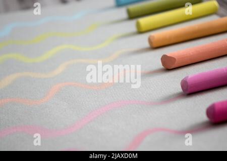 Tavolozza di gesso pastello multicolore su carta. Belle sfumature Foto Stock