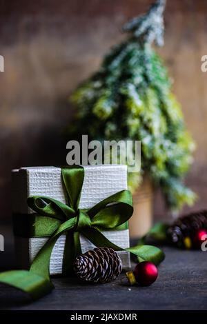 buono regalo per l'imballaggio natalizio con nastro verde Foto Stock
