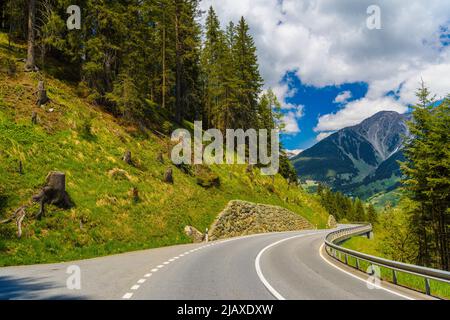 Strada tra le Alpi montagne, Klosters-Serneus, Davos, Graubuenden Foto Stock