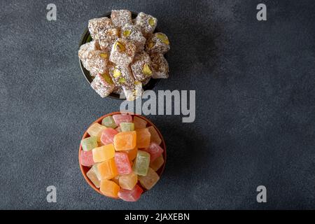 Tradizionale delizia turca in due bocce. Pistacchio e delizie multicolore Foto Stock