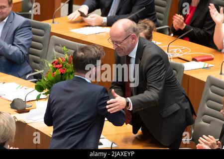 Rainer SCHMELTZER, SPD, Right, è lieta dell'elezione in qualità di vicepresidente del parlamento di Stato della Renania settentrionale-Vestfalia del 1st, riceve le congratulazioni da Thomas KUTSCHATY, presidente del gruppo parlamentare dello Stato SPD, presidente del gruppo parlamentare, sessione costituente del parlamento di Stato della Renania settentrionale-Vestfalia, Nella Renania settentrionale-Vestfalia, parlamento di Stato della Renania settentrionale-Vestfalia, Duesseldorf il 06/01/2022, © Sven Simon Fotoagentur GmbH & Co. Pressefoto KG # Prinzess-Luise-Str. 41 # 45479 M uelheim/R uhr # Tel. 0208/9413250 # Fax. 0208/9413260 # GLS Bank # BLZ 430 609 67 # KTO. 4 Foto Stock