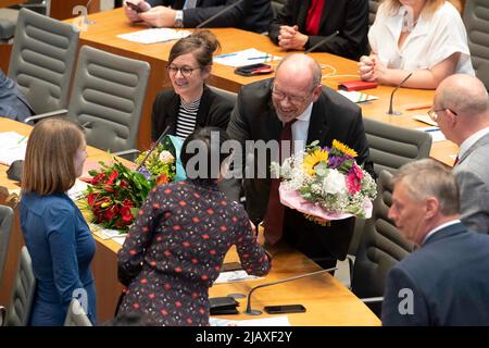 Rainer SCHMELTZER, SPD, Right, è lieta dell'elezione a vicepresidente del parlamento di Stato della Renania settentrionale-Vestfalia nel 1st, riceve le congratulazioni da Verena SCHAEFFER, SchÃ ffer, presidente del gruppo parlamentare di Stato di Bündnis 90/Die Grünen, leader del gruppo parlamentare, E Josefine PAUL, presidente del gruppo parlamentare di Stato di Buendnis 90/Die GRUENEN, presidenti dei gruppi parlamentari, riunione costituente del parlamento di Stato della Renania settentrionale-Vestfalia, nel parlamento di Stato della Renania settentrionale-Vestfalia NRW, Duesseldorf il 1st giugno 2022, Ã‚ © Sven Simon Fotoagentur GmbH Foto Stock