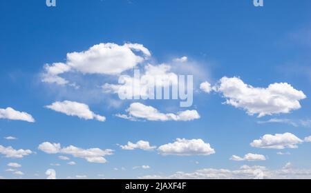 Nuvole bianche in un cielo blu Foto Stock