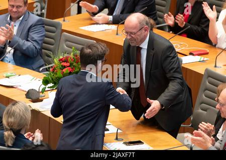 Rainer SCHMELTZER, SPD, Right, è lieta dell'elezione in qualità di vicepresidente del parlamento di Stato della Renania settentrionale-Vestfalia del 1st, riceve le congratulazioni da Thomas KUTSCHATY, presidente del gruppo parlamentare dello Stato SPD, presidente del gruppo parlamentare, sessione costituente del parlamento di Stato della Renania settentrionale-Vestfalia, Nella Renania settentrionale-Vestfalia, parlamento di Stato della Renania settentrionale-Vestfalia, Duesseldorf il 06/01/2022, © Sven Simon Fotoagentur GmbH & Co. Pressefoto KG # Prinzess-Luise-Str. 41 # 45479 M uelheim/R uhr # Tel. 0208/9413250 # Fax. 0208/9413260 # GLS Bank # BLZ 430 609 67 # KTO. 4 Foto Stock