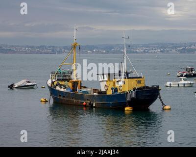 Vecchio peschereccio da traino arrugginito ormeggiato in oxen Cove, Brixham, Devon, UK Foto Stock