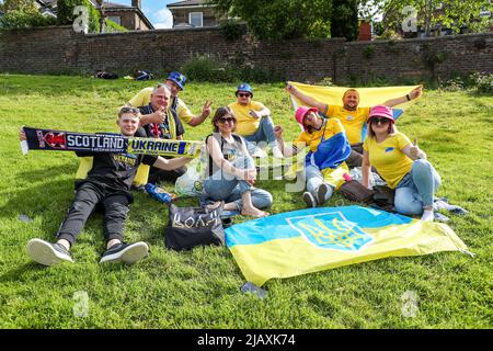 Glasgow, Regno Unito. 01st giugno 2022. Mentre Hampden Park, lo stadio nazionale di calcio della Scozia, si prepara per la semifinale della Coppa del mondo FIFA tra Scozia e Ucraina, i sostenitori ucraini arrivano presto e si preparano per la partita con picnic sulle vicine aree erbose e canti comunali dell'inno nazionale ucraino. Credit: Findlay/Alamy Live News Foto Stock