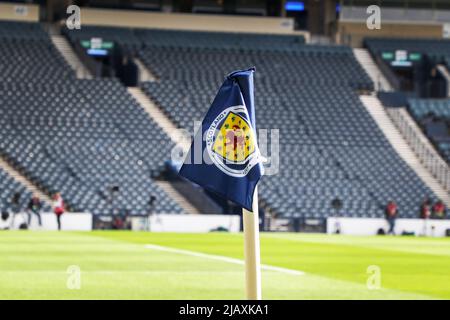 Glasgow, Regno Unito. 01st giugno 2022. Mentre Hampden Park, lo stadio nazionale di calcio della Scozia, si prepara per la semifinale della Coppa del mondo FIFA tra Scozia e Ucraina, i sostenitori ucraini arrivano presto e si preparano per la partita con picnic sulle vicine aree erbose e canti comunali dell'inno nazionale ucraino. Credit: Findlay/Alamy Live News Foto Stock