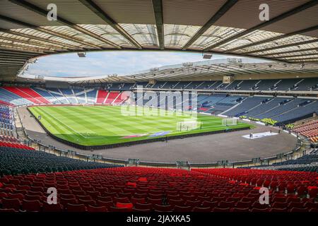 Glasgow, Regno Unito. 01st giugno 2022. Mentre Hampden Park, lo stadio nazionale di calcio della Scozia, si prepara per la semifinale della Coppa del mondo FIFA tra Scozia e Ucraina, i sostenitori ucraini arrivano presto e si preparano per la partita con picnic sulle vicine aree erbose e canti comunali dell'inno nazionale ucraino. Credit: Findlay/Alamy Live News Foto Stock