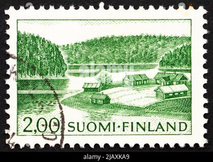 FINLANDIA - CIRCA 1964: Un francobollo stampato in Finlandia mostra Farm on Lake Shore, circa 1964 Foto Stock