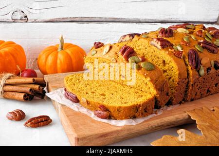 Caduta di pane di zucca. Le sezioni si avvicinano a uno sfondo bianco della scena della tabella. Foto Stock