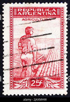 ARGENTINA - CIRCA 1936: Un timbro stampato in Argentina mostra Farmer aratura, Agricoltura, circa 1936 Foto Stock