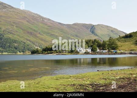 Kintail Lodge sulle rive di Loch Duich, Western Highlands, Scozia, Regno Unito. Foto Stock