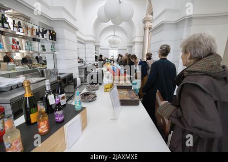 I membri di Tate Britain si sono interni al ristorante; la gente al banco in attesa di cibo e bevande, la galleria d'arte Tate Britain, Millbank, Pimlico London UK Foto Stock
