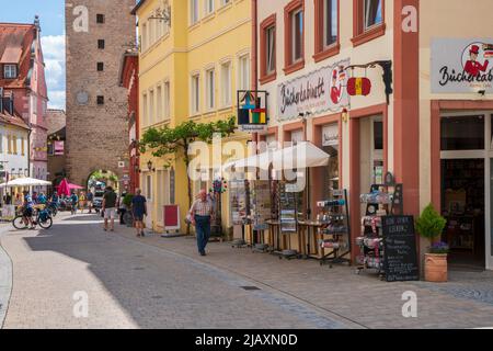 Die historische Altstadt von Volkach am Main in Unterfranken mit malerischen Gebäuden innerhalb der Stadtmauer Foto Stock