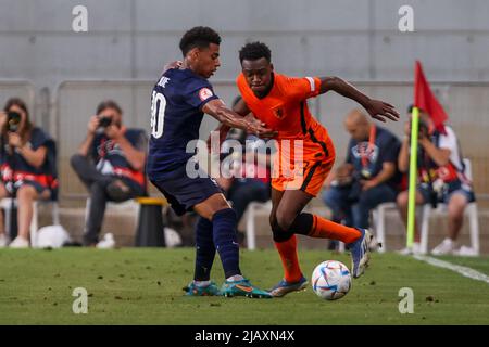 NETANYA, ISRAELE - GIUGNO 1: Desire Doue di Francia U17 battaglie per la palla con Antoni Milambo dei Paesi Bassi U17 durante la finale del Campionato europeo Under-17 UEFA tra Francia U17 e Paesi Bassi U17 al Netanya Stadium il 1 giugno 2022 a Netanya, Israele (Foto di NIR Keidar/BSR Agency) Foto Stock