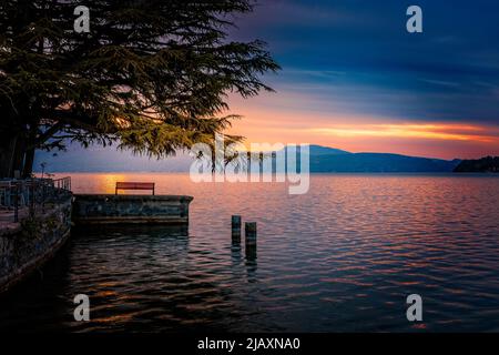 Alba sul Lago di Garda, vista dal molo di Salo Foto Stock