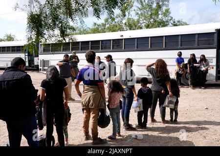 I migranti hanno borsato un autobus della pattuglia di confine statunitense per il centro di detenzione il secondo giorno dell’attuazione della “credibile Fear and Asylum Processing Interim Final Rule”, il 1 giugno 2022 a la Joya, Texas, USA. La regola prevede che i casi che possono beneficiare dell'asilo siano accelerati in mesi anziché in anni, nel tentativo di alleviare il ritardo dei casi in tribunale. Il titolo 42, il mandato dell’era Trump che era stato fissato per impedire ai migranti di entrare negli Stati Uniti, doveva scadere il 23 maggio ma era stato bloccato da una causa intentata da diversi stati che citavano che la mossa di colpire la legge “non era riuscita a soddisfare lo standard Foto Stock