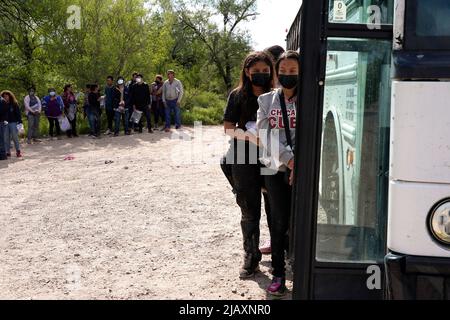 I migranti hanno borsato un autobus della pattuglia di confine statunitense per il centro di detenzione il secondo giorno dell’attuazione della “credibile Fear and Asylum Processing Interim Final Rule”, il 1 giugno 2022 a la Joya, Texas, USA. La regola prevede che i casi che possono beneficiare dell'asilo siano accelerati in mesi anziché in anni, nel tentativo di alleviare il ritardo dei casi in tribunale. Il titolo 42, il mandato dell’era Trump che era stato fissato per impedire ai migranti di entrare negli Stati Uniti, doveva scadere il 23 maggio ma era stato bloccato da una causa intentata da diversi stati che citavano che la mossa di colpire la legge “non era riuscita a soddisfare lo standard Foto Stock