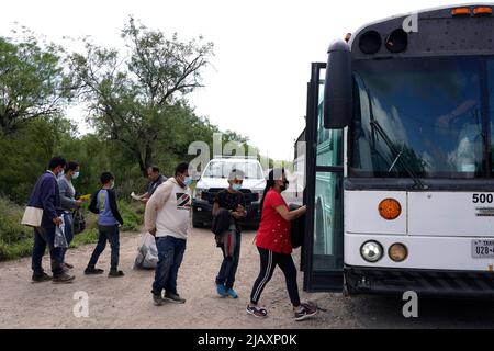 I migranti hanno borsato un autobus della pattuglia di confine statunitense per il centro di detenzione il secondo giorno dell’attuazione della “credibile Fear and Asylum Processing Interim Final Rule”, il 1 giugno 2022 a la Joya, Texas, USA. La regola prevede che i casi che possono beneficiare dell'asilo siano accelerati in mesi anziché in anni, nel tentativo di alleviare il ritardo dei casi in tribunale. Il titolo 42, il mandato dell’era Trump che era stato fissato per impedire ai migranti di entrare negli Stati Uniti, doveva scadere il 23 maggio ma era stato bloccato da una causa intentata da diversi stati che citavano che la mossa di colpire la legge “non era riuscita a soddisfare lo standard Foto Stock