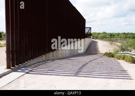 Una sezione del muro di confine, a volte chiamata il "muro di Trump", si trova il 1 giugno 2022 vicino a la Joya, Texas, USA. La regola prevede che i casi che possono beneficiare dell'asilo siano accelerati in mesi anziché in anni, nel tentativo di alleviare il ritardo dei casi in tribunale. Titolo 42, il mandato dell’era Trump fissato per impedire ai migranti di entrare negli Stati Uniti, Doveva scadere il 23 maggio, ma è stato bloccato da una causa intentata da diversi stati che citavano che il passaggio a colpire la legge “non è riuscito a soddisfare gli standard stabiliti dalla legge sulla procedura amministrativa” e che non vi è una soluzione permanente a hanli Foto Stock