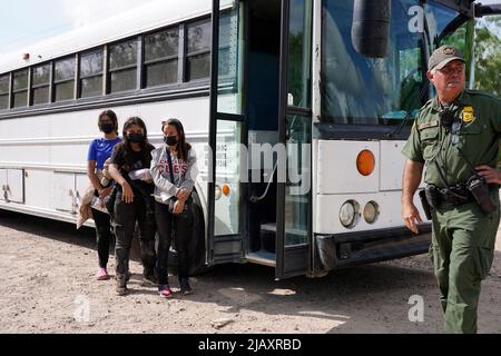 I migranti hanno borsato un autobus della pattuglia di confine statunitense per il centro di detenzione il secondo giorno dell’attuazione della “credibile Fear and Asylum Processing Interim Final Rule”, il 1 giugno 2022 a la Joya, Texas, USA. La regola prevede che i casi che possono beneficiare dell'asilo siano accelerati in mesi anziché in anni, nel tentativo di alleviare il ritardo dei casi in tribunale. Il titolo 42, il mandato dell’era Trump che era stato fissato per impedire ai migranti di entrare negli Stati Uniti, doveva scadere il 23 maggio ma era stato bloccato da una causa intentata da diversi stati che citavano che la mossa di colpire la legge “non era riuscita a soddisfare lo standard Foto Stock